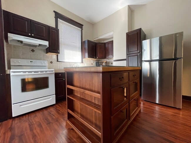 Building Photo - 305 W 38th St