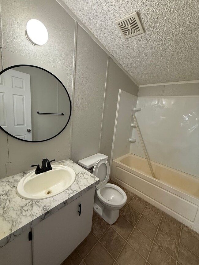 Building Photo - Counties Property on an Acre for Rent!