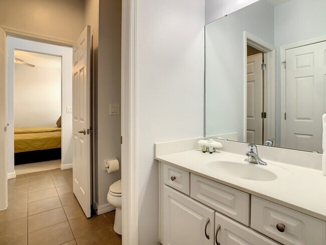 Building Photo - 2533 Rosemont Cir