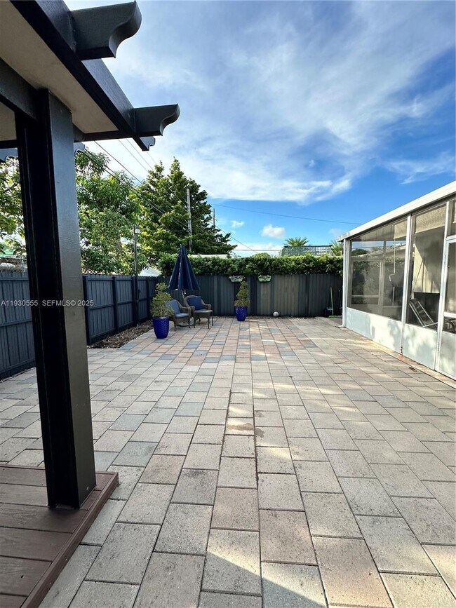 Building Photo - 5010 E 1st Ave