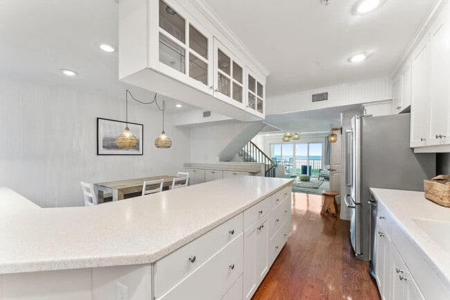Building Photo - 2010 Ocean Front S
