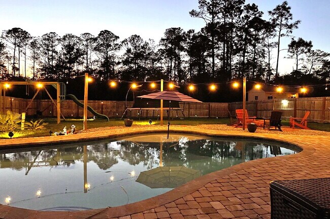 Primary Photo - Beautiful 5 Bedroom Home with Pool in Holl...