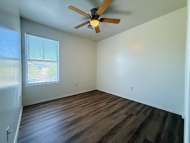 Building Photo - Freshly Updated 3-Bed, 2.5-Bath Home with ...