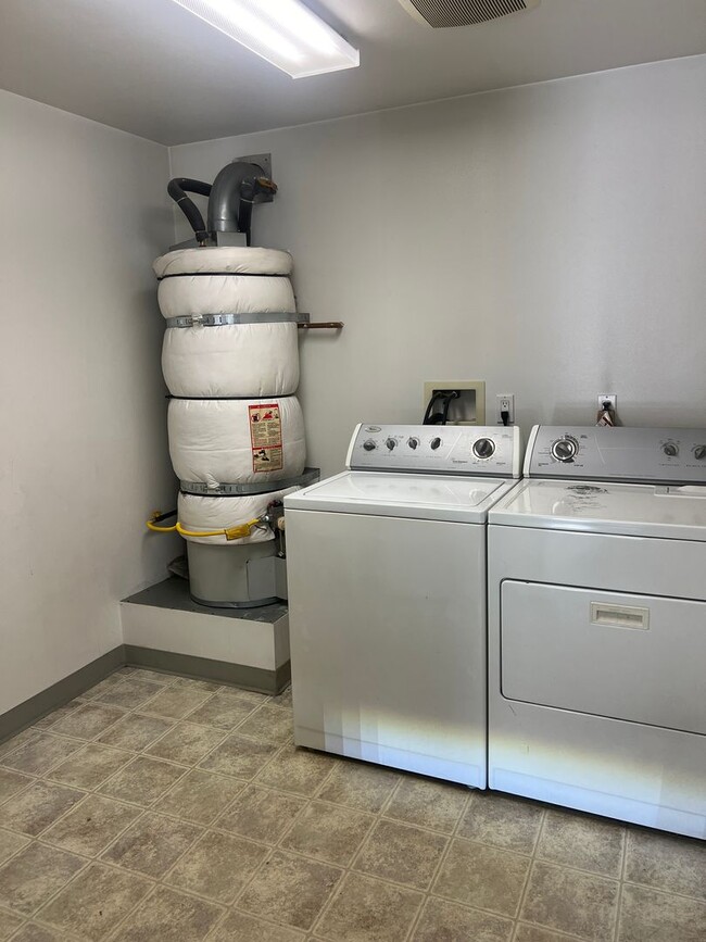 Building Photo - Modern 2-Bed, 2.5-Bath Townhome in Gardena – Stylish Living with Spacious Comfort!