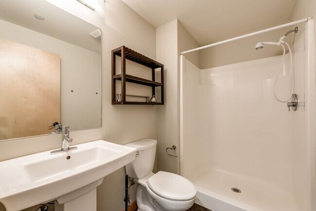 Building Photo - Luxury Three Bedroom Townhome in Johns Lan...