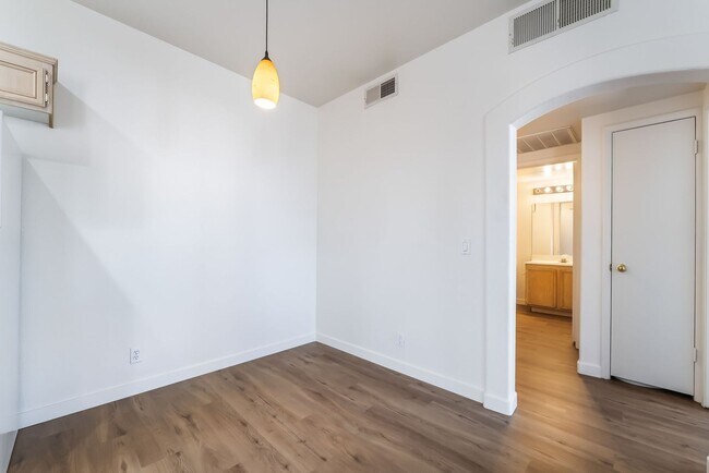 Building Photo - 2 bedroom remodeled condo in the Henderson...