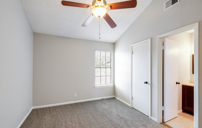 Building Photo - 5806 Rue Royale