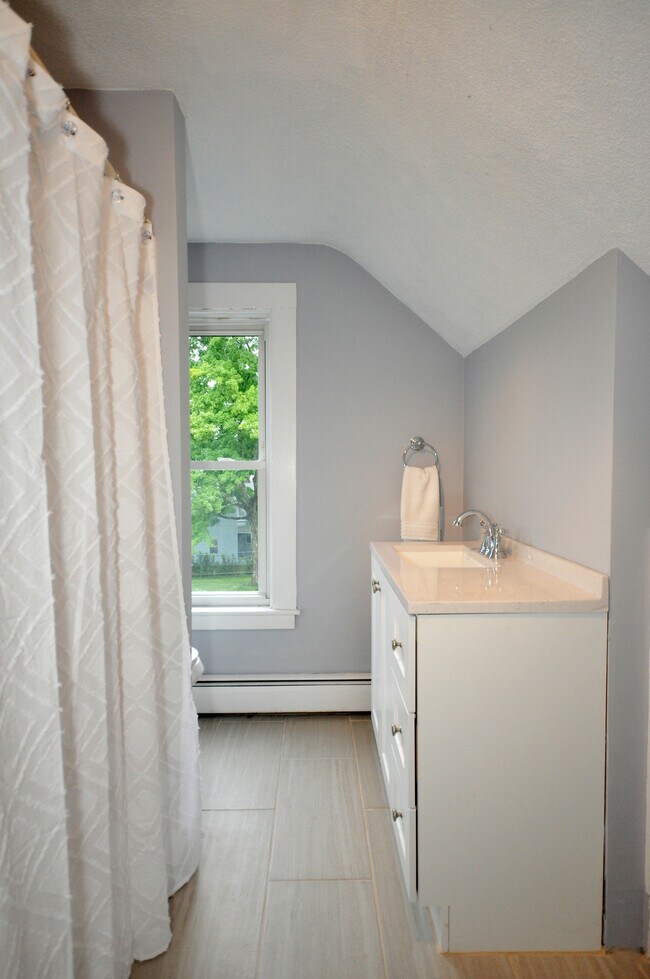 Building Photo - 1295 Main St