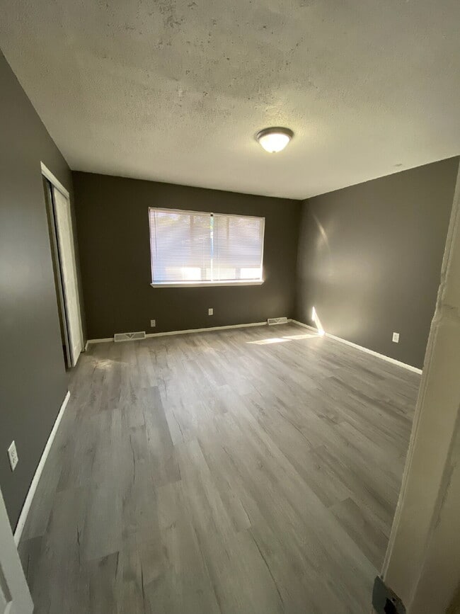 Building Photo - "Charming & Convenient Living: Spacious 2-Bedroom Duplex with 1.5 Baths on Schuetzen Ln, Davenport"