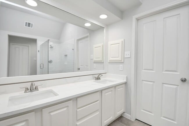 Building Photo - 60 Lakeridge Ct
