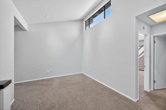 Building Photo - Gorgeous 2 bed/bath Condo in Long Beach