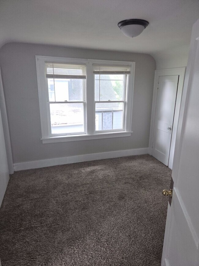 Building Photo - Spacious 4-Bedroom Home in Peoria — Dog-Friendly & Move-In Ready!