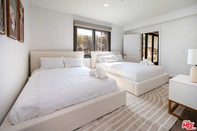 Building Photo - 1070 S Bedford St