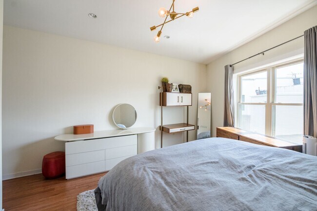 Building Photo - Gorgeous Fairmount One Bedroom Condo