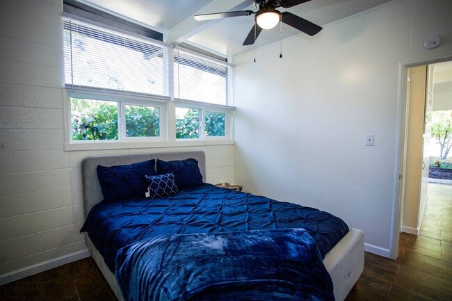 Building Photo - 604 E 8th St