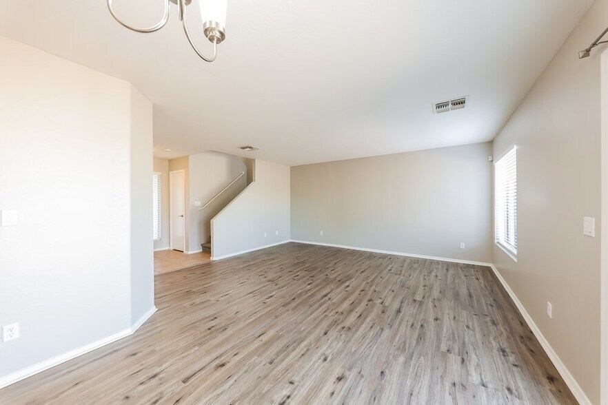 Building Photo - 12430 W Valentine Ave