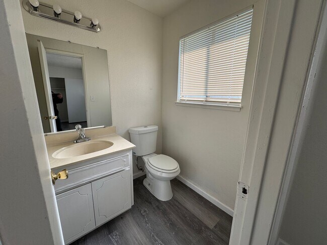 Building Photo - Three Bed, Two Bath Home In North Stockton