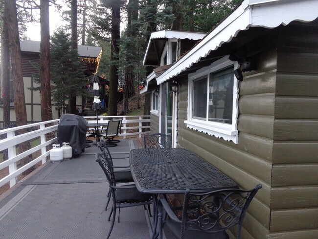 Building Photo - 4 BEDROOM ON KNOLL CIRCLE