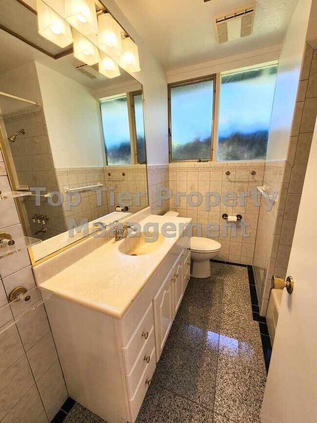 Building Photo - Beautiful 3-bedroom, 2-bathroom home locat...