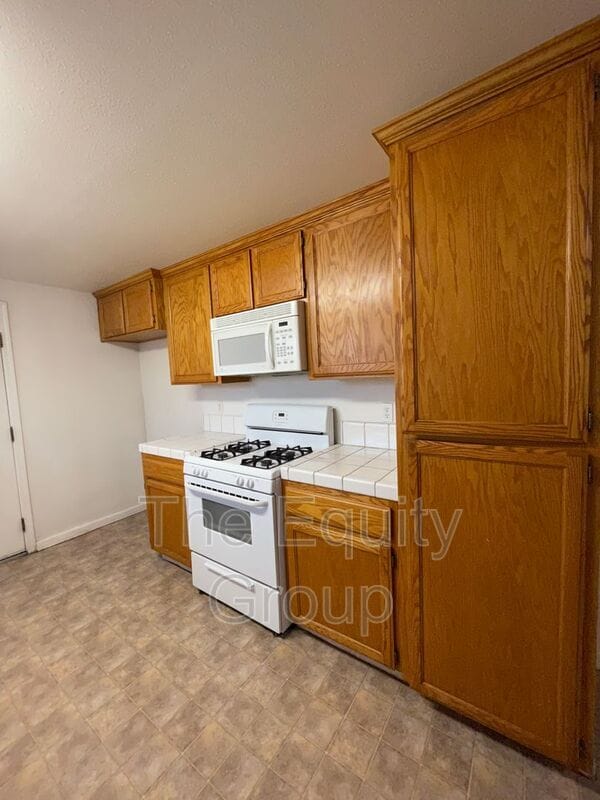 Building Photo - 2214 N Vickie St