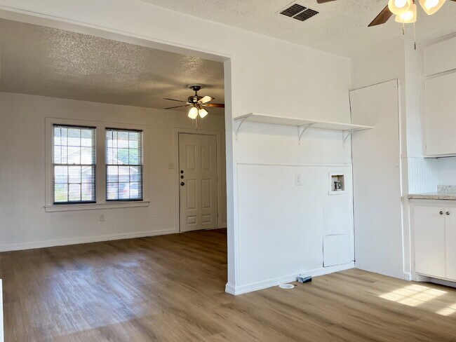 Building Photo - A Great Place to Call Home!