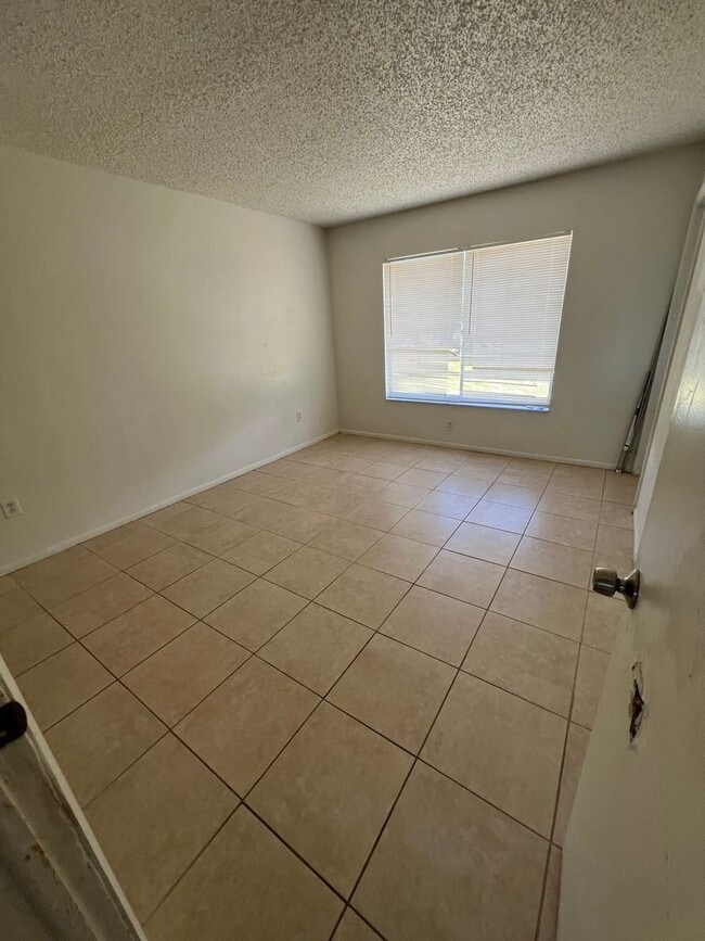 Building Photo - AVAIL 10/15 -- $1,250 ** Annual ** 3 Bed /...