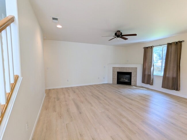 Building Photo - Comfort Meets Convenience in this Dog-Frie...
