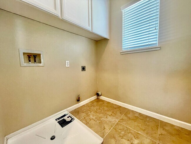 Building Photo - Beautiful 6 Bed, 3 Bath on court in Brentwood