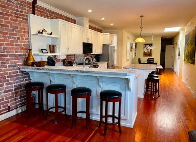 Building Photo - 4 bedroom 2 bath home