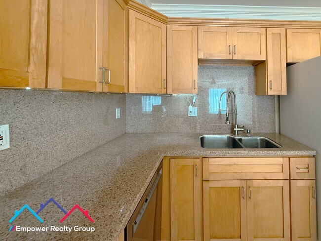 Building Photo - Spacious 3 Bedroom 2 Baths Corner Condo