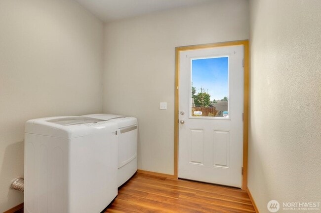 Building Photo - Amazing 3 Br 2.5 bath 2 car gar home in Ta...