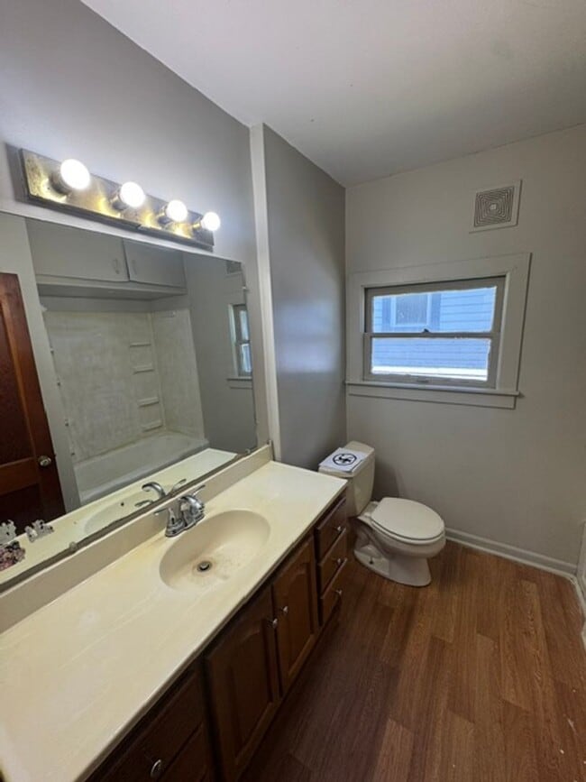 Building Photo - 3602 Robinwood Dr