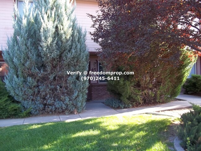 Building Photo - Near CMU 2 Bedroom 1.5 Bath Townhouse