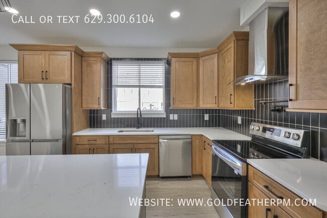 Building Photo - 402 E Trinity Ln