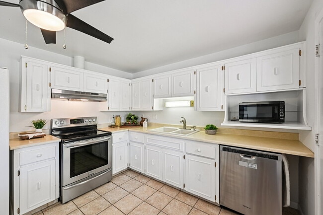 Building Photo - Welcome to this spacious 3+ bed, 2-bath bi-level home in Arvada - Available Now!