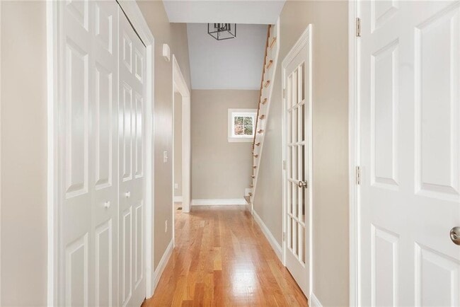 Building Photo - 1401 Hunting Hill Dr