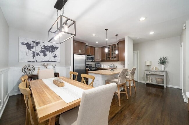 Building Photo - 2121 E 1st St