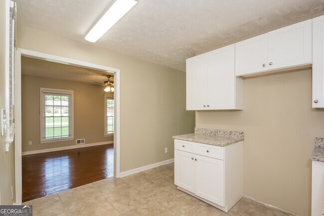 Building Photo - 1451 Cardinal Ln