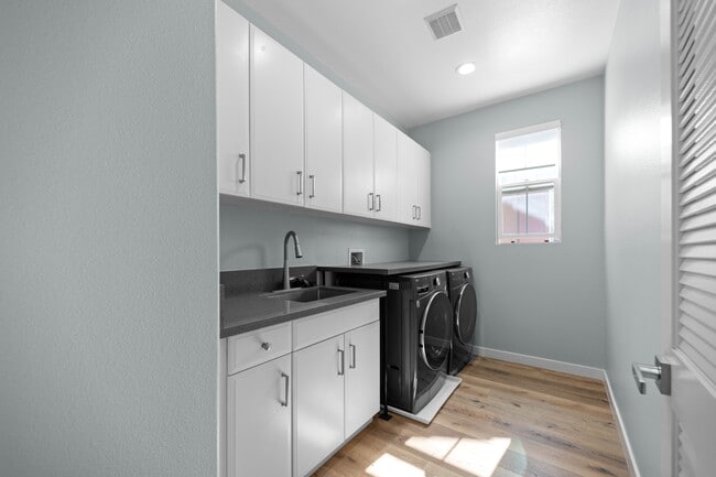 Building Photo - 9204 S Nobel Way