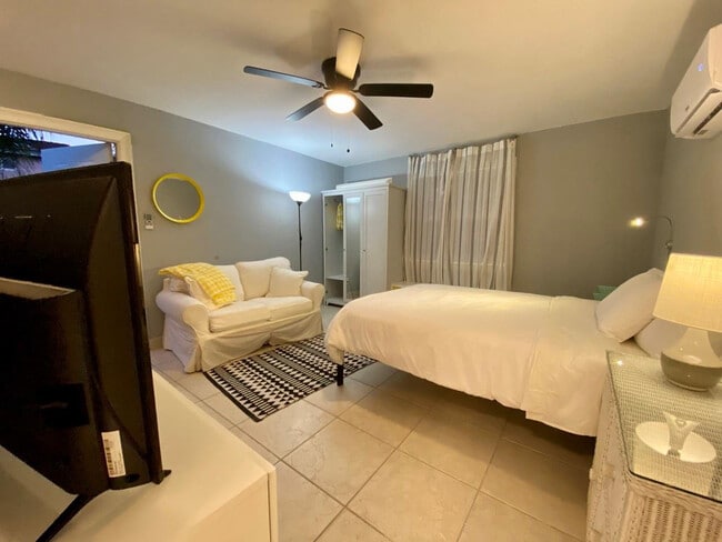 Building Photo - 819 SW 9th Terrace