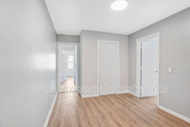 Building Photo - 1600 E School St