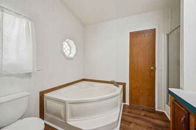 Building Photo - Spacious 3/2 Home on Nearly an Acre in Fernandina Beach