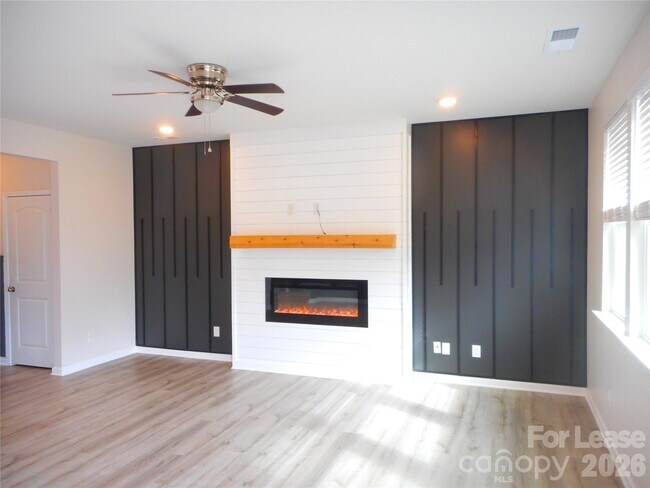 Building Photo - 3058 Eastcott Ave