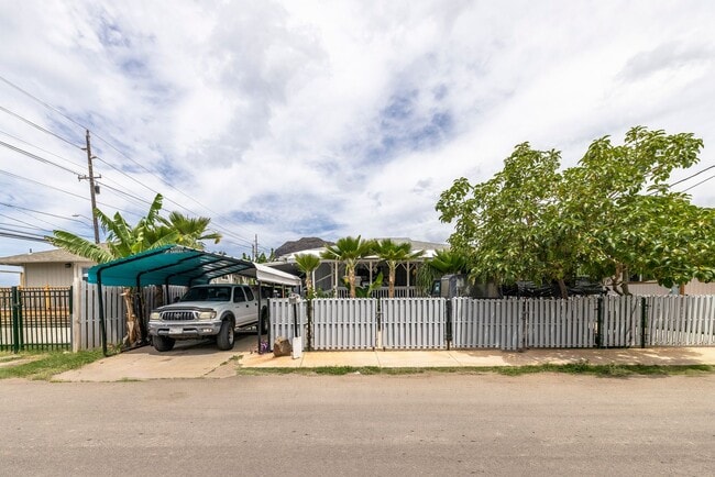 Building Photo - Nanakuli - across BEACH 2/1/1pkg $2,200/mo...