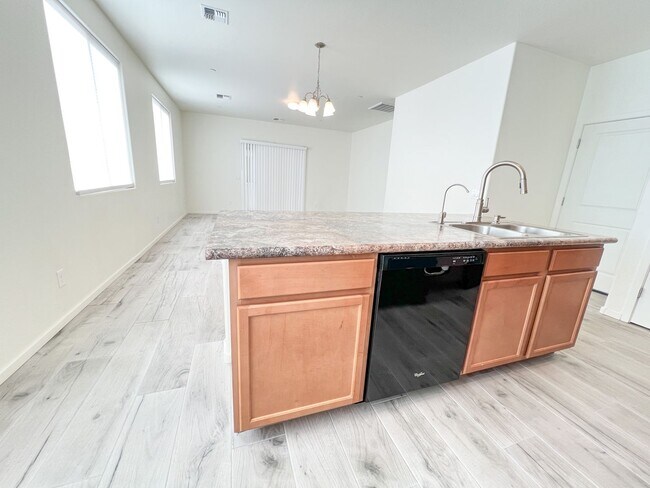 Building Photo - 1735 Pinon Dr