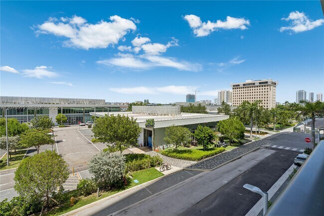 Building Photo - 1170 E Hallandale Beach Blvd