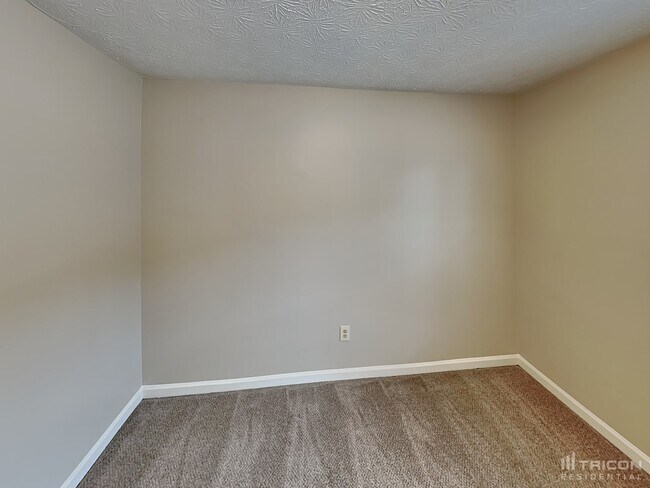 Building Photo - 175 White Pines Dr