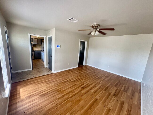 Building Photo - Spacious 4 Bedroom, 2 Bathroom Home with L...