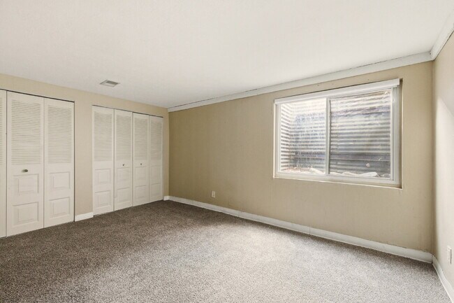 Building Photo - Charming 3 Bedroom Townhomes at Rockrimmon