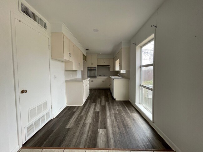 Building Photo - Texas-Style Charm and Comfort – 3-Bed, 2-B...